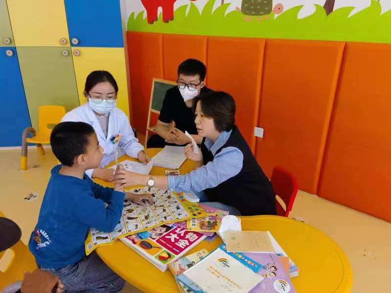 对残疾儿童进行一对一康复训练指导