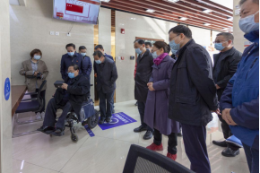 图为抽查现场