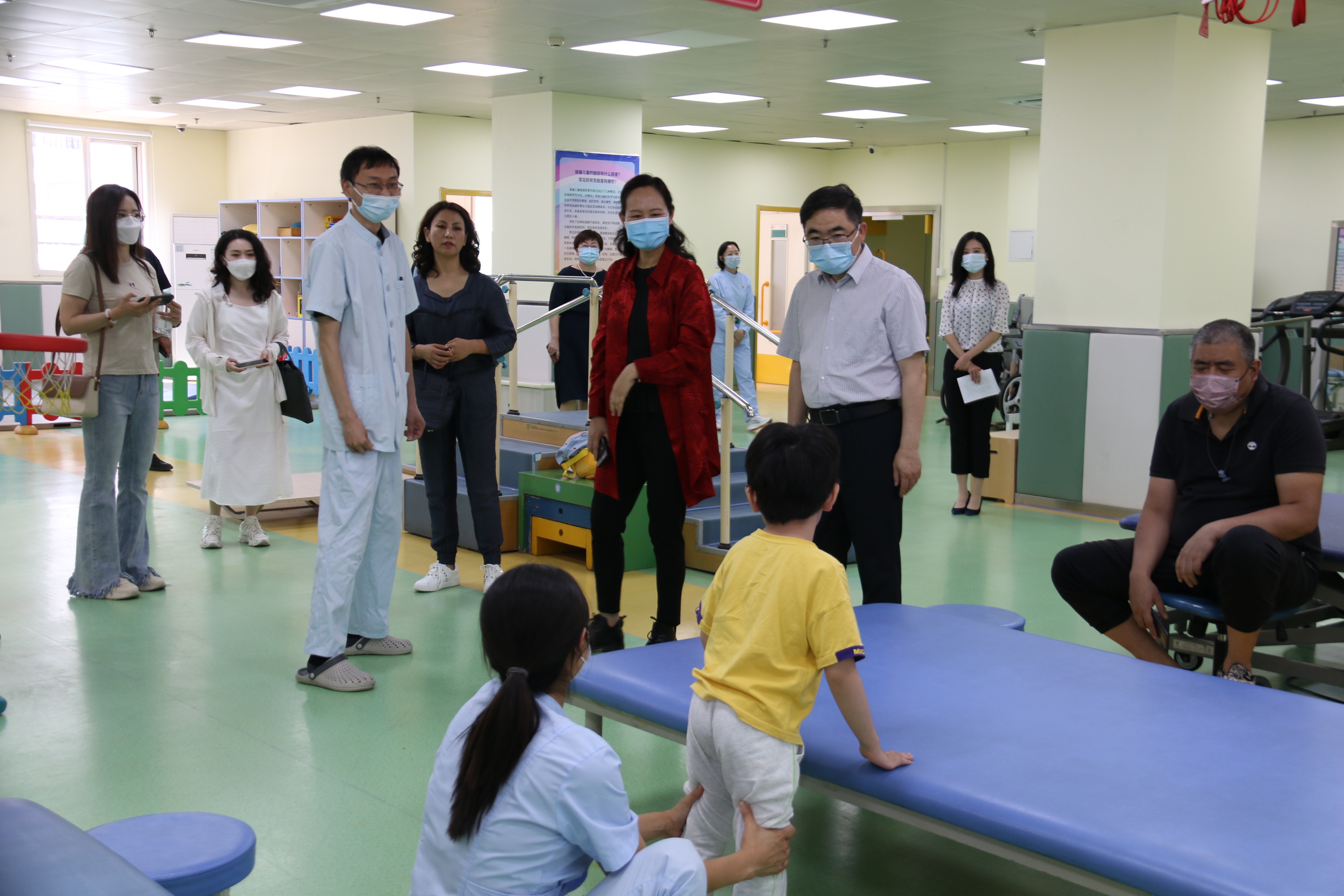 锡盟考察团观摩残疾儿童康复训练现场