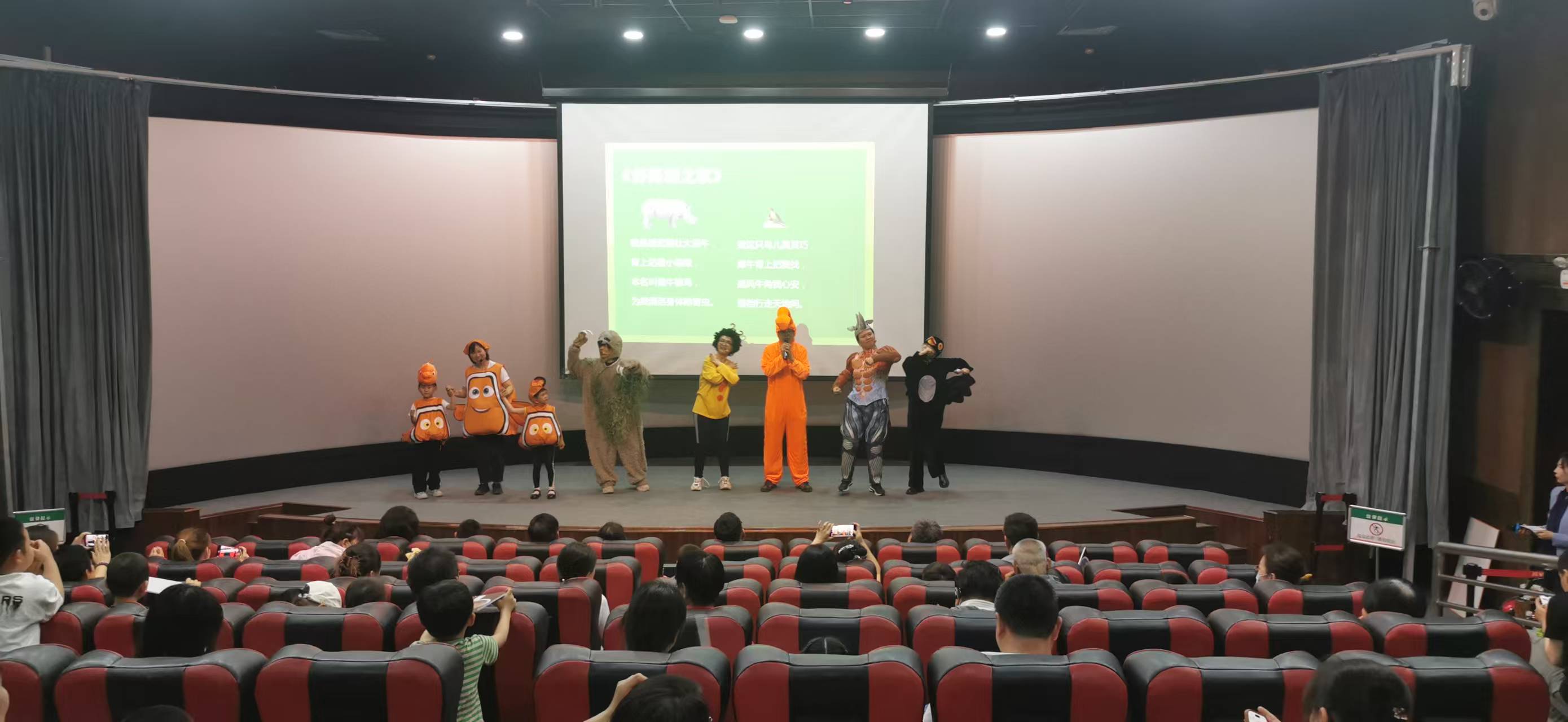 图为康复中心儿童参演舞台剧