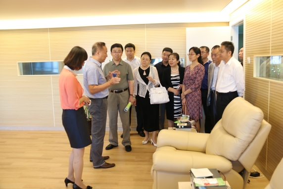 图为参观音乐心理康复工作室