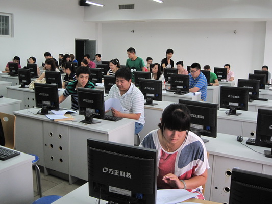 图为学员进行上机实操