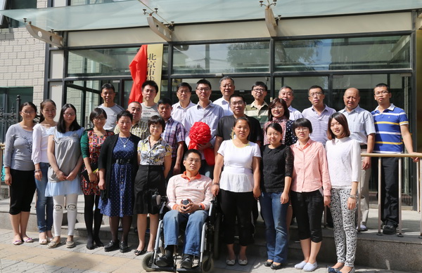 图为就业中心全体人员揭牌现场合影