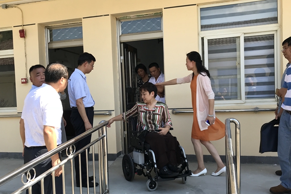 图为现场参观残疾人家庭