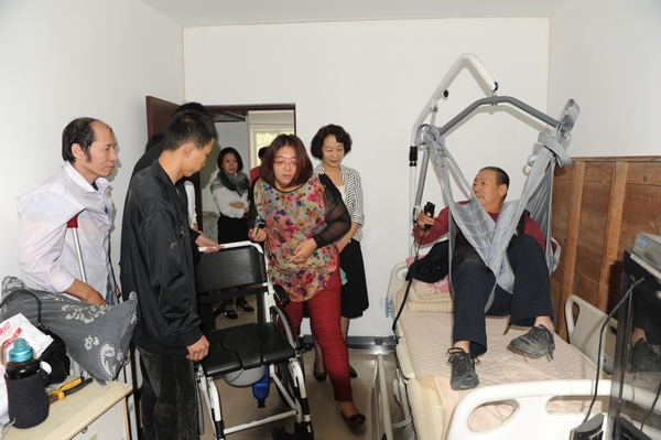 图为残疾人代表到改造试点家庭现场体验