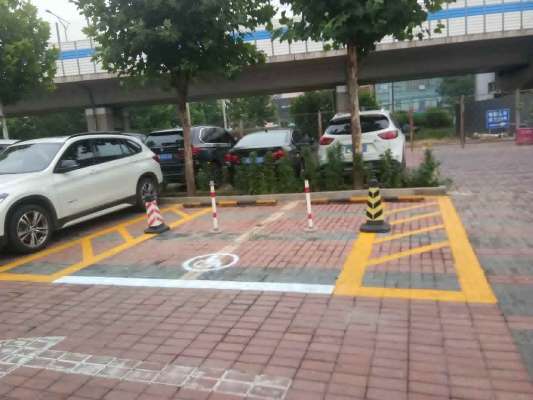 图为整改后的无障碍停车位