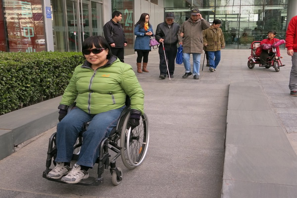 图为西城区残联无障碍监督员在体验