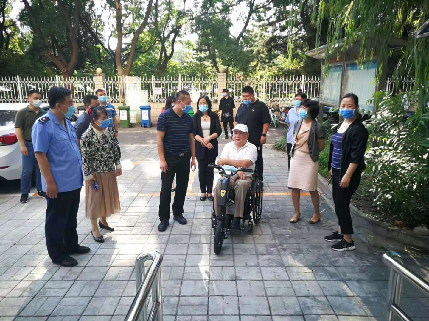 北京市残疾人联合会-东城区副区长薛国强实地检查东直门交通枢纽周边无障碍环境建设情况