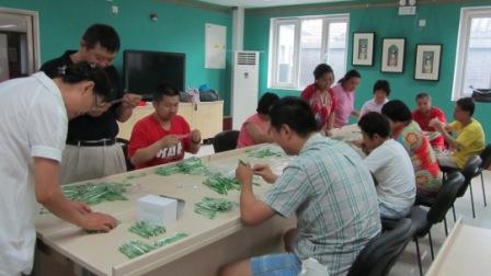 北京市残疾人联合会-东城残联职康站学员为答谢残保金审核单位加工制作赠送礼品