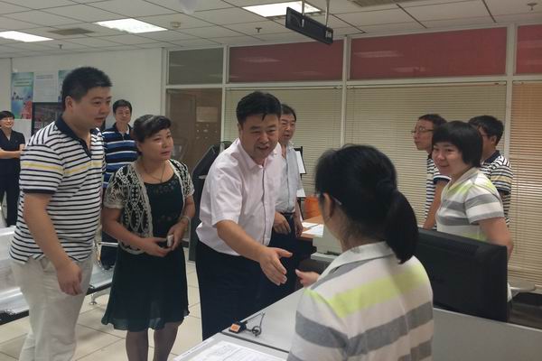 北京市残疾人联合会-东城区地税局领导慰问残疾人就业保障金审核现场工作人员