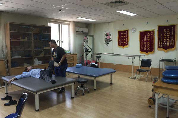 图为残疾人接受康复服务