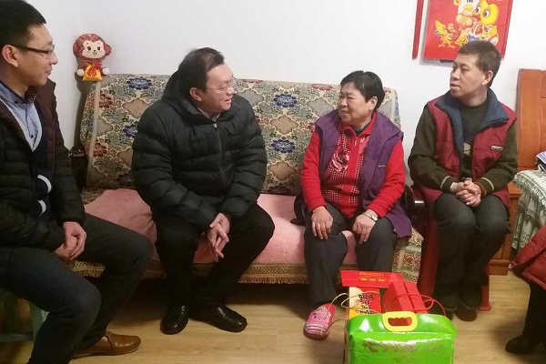 北京市残疾人联合会-东城区政府区长李先忠走访慰问困难残疾人