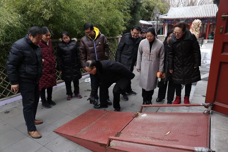 北京市残疾人联合会-市残联理事长吴文彦走访慰问西城区残疾人家庭并实地调研无障碍专项行动