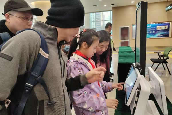 北京市残疾人联合会-海淀区残联组织残疾人朋友感受科技助残“力量”
