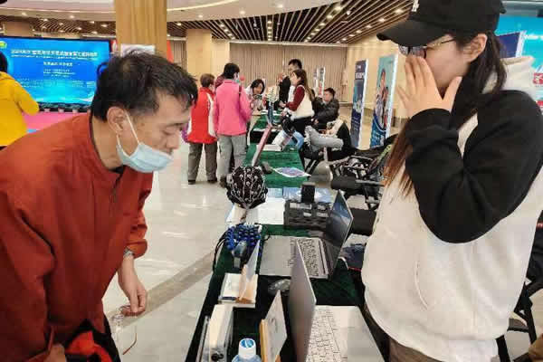北京市残疾人联合会-海淀区残联组织残疾人朋友感受科技助残“力量”