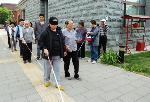 北京市残疾人联合会-海淀区为200多名盲人开展定向行走训练