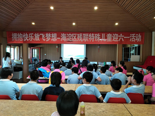 图为活动现场
