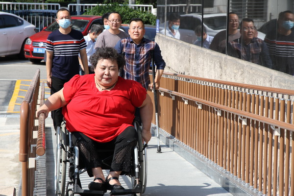 北京市残疾人联合会-丰台区专班办组织无障碍监督员到建行丰台支行开展体验活动