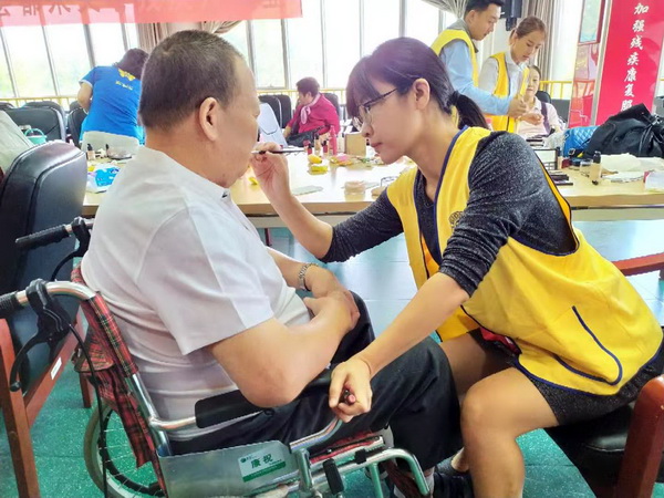北京市残疾人联合会-丰台区喜迎国庆开展为残疾人拍摄“全家福”活动