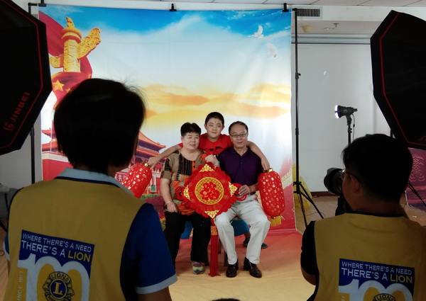 北京市残疾人联合会-丰台区喜迎国庆开展为残疾人拍摄“全家福”活动