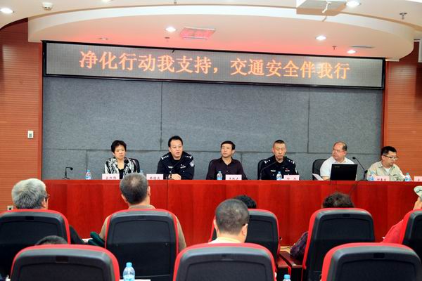 图为活动现场主席台