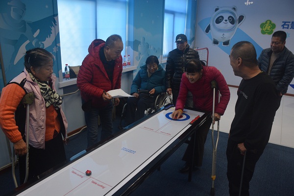 图为残疾人桌上冰球友谊对抗赛