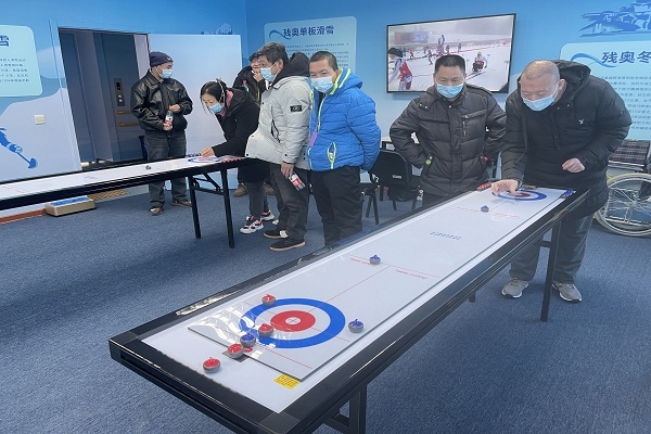 图为桌上冰壶球友谊对抗赛