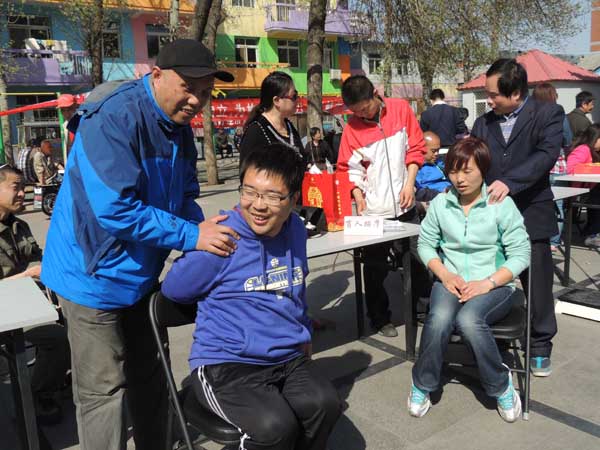 图为便民服务现场。
