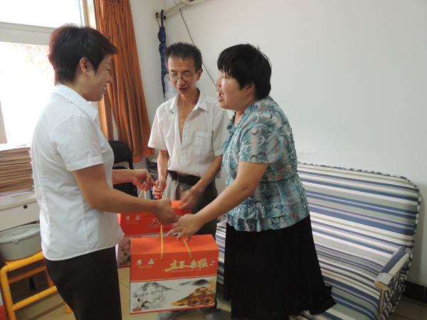 北京市残疾人联合会-石景山区残联为残疾人送防暑降温物品到家
