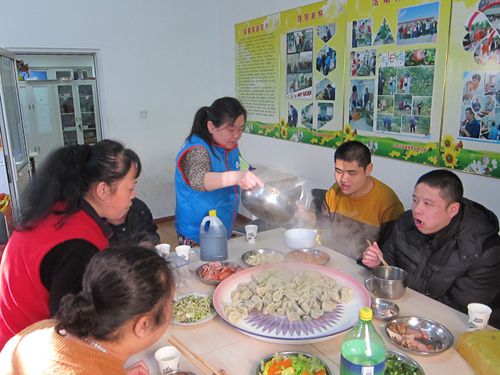 北京市残疾人联合会-石景山区八宝山街道职康站开展饺子宴活动