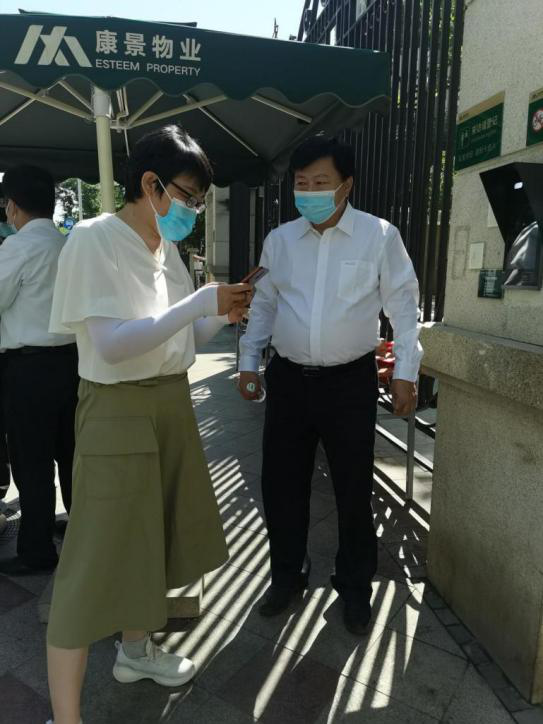 图为领导干部下沉社区