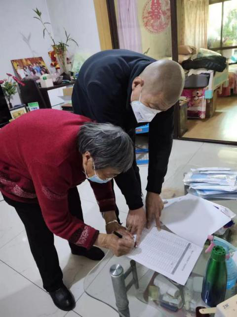 图为专职委员为残疾人家庭发防疫物资