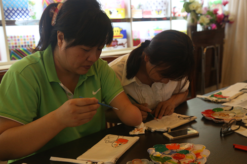 北京市残疾人联合会-大兴区清源街道温馨家园开展DIY手绘帆布包活动