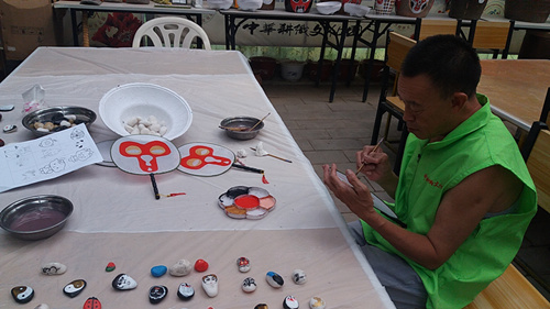 北京市残疾人联合会-大兴区安定镇温馨家园组织康复人员画脸谱活动