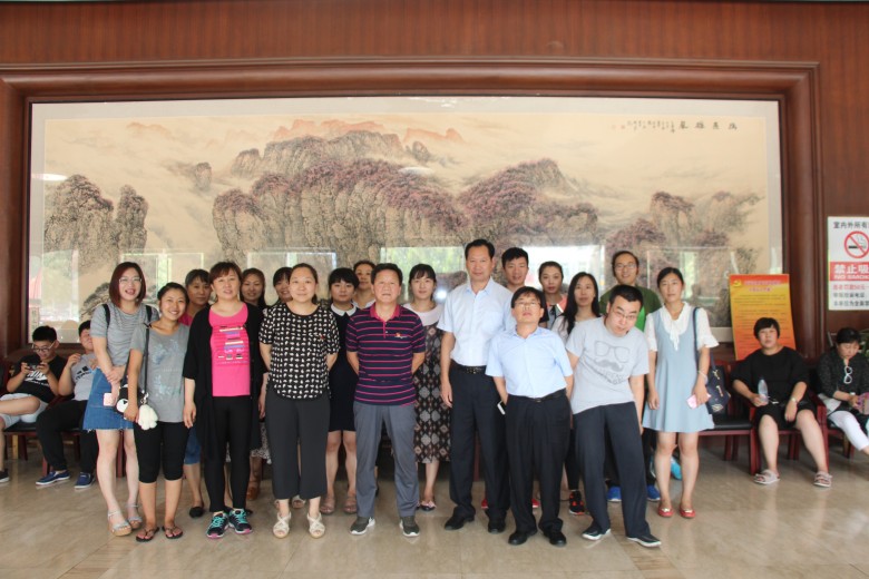 北京市残疾人联合会-平谷区残联组织全体机关干部观看教育片《毛丰美》