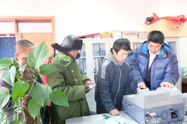 北京市残疾人联合会-北京银行深入基层为残疾人提供一卡通激活服务
