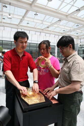 北京市残疾人联合会-奥运场馆盲人可触摸微缩建筑模型揭幕仪式举行