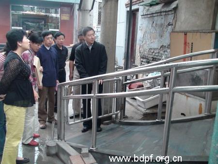 北京市残疾人联合会-宣武区副区长范宝视察宣武区残疾人家庭无障碍改造进展情况