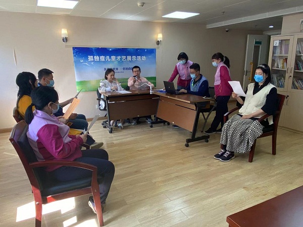 科室教师在直播活动现场忙碌工作中