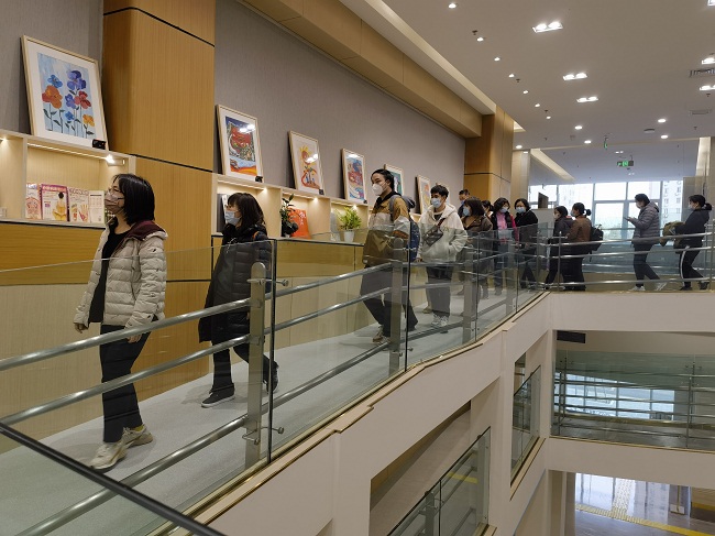 图为参观残疾朋友的优秀作品