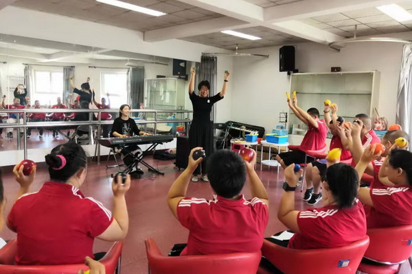 北京市残疾人联合会-市残疾人康复服务指导中心到温馨家园开展团体音乐体验活动