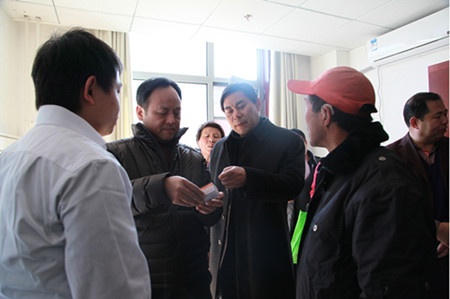 图为吴学文副理事长听取专业技术人员介绍