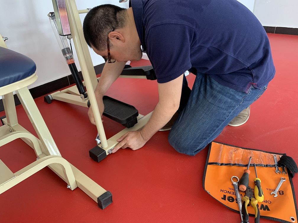 对温馨家园的辅具进行检修