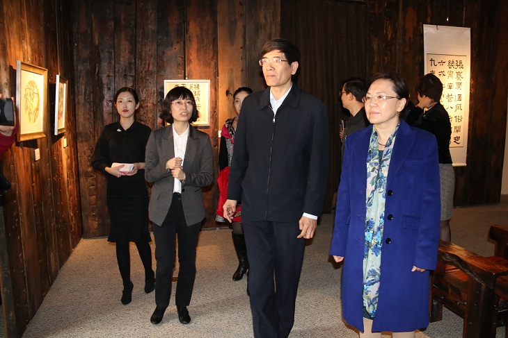图为欣赏孤独症儿童画展