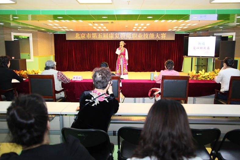 图为参赛选手在进行声乐表演