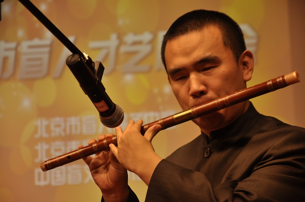图为男生横笛表演现场