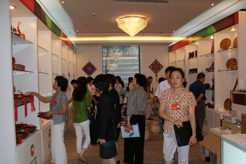 图为活动现场（图2）
