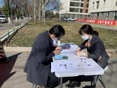 图为公司与残疾人室外签约