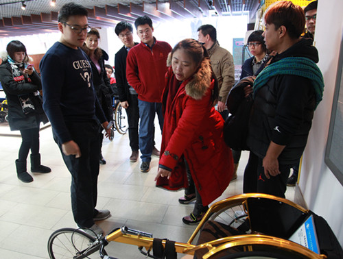 图为参观辅具中心现场