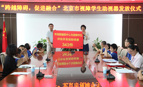 图片为：捐赠仪式